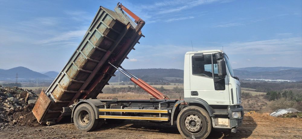 Iveco vyklápí kontejner