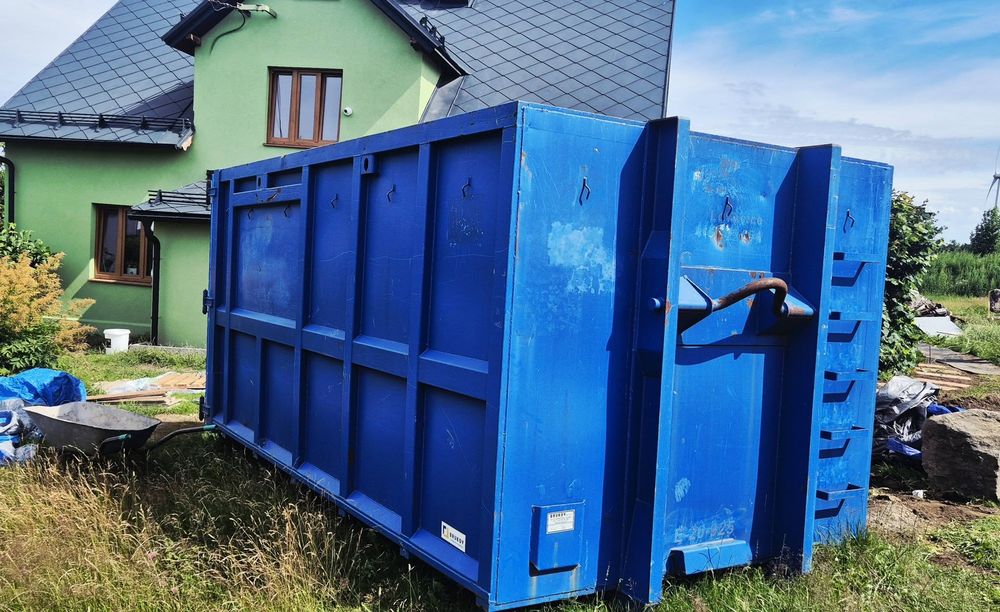 Modrý velkoobjemový kontejner