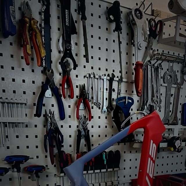 Stavba silničního kola v dílně