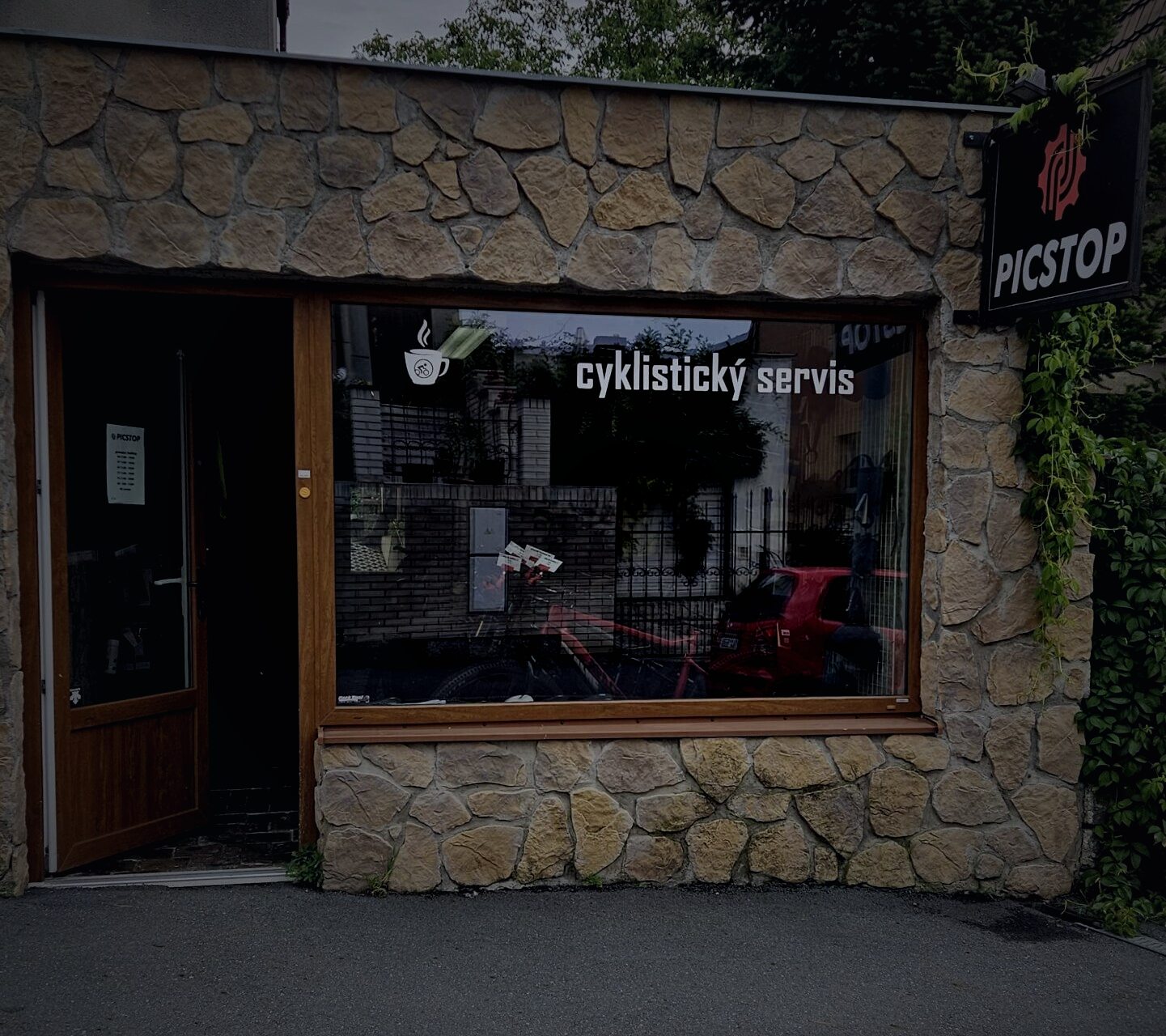Vchod do cykloservisu PICSTOP
