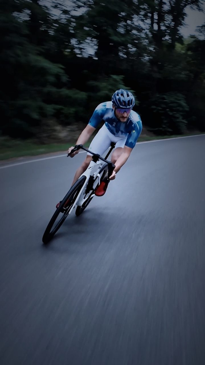 Silniční cyklista v zatáčce
